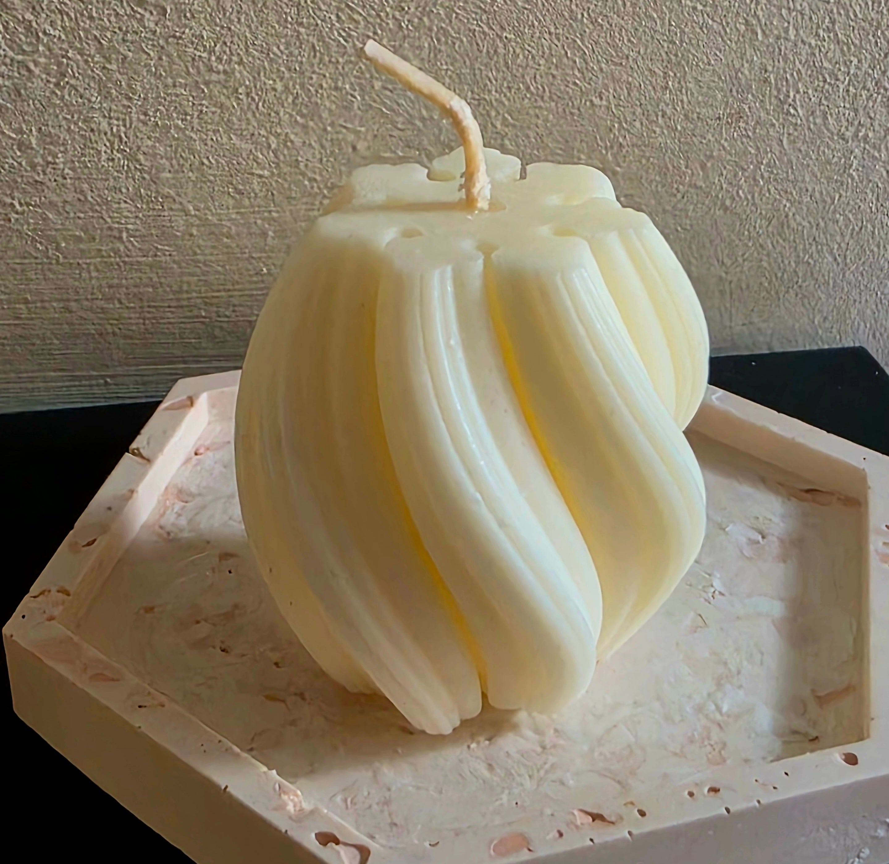 Small Twirl Sculpted candle