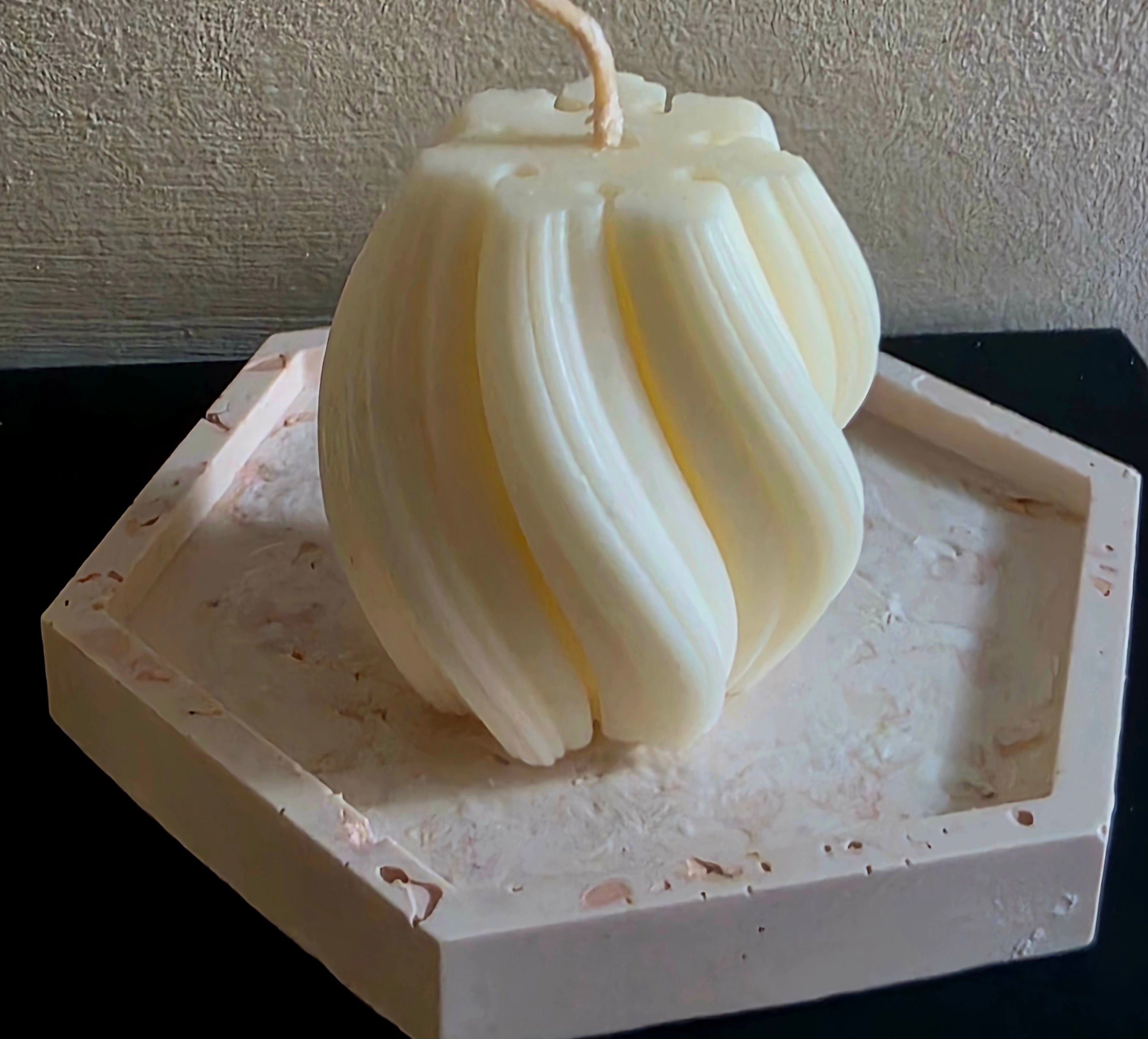 Small Twirl Sculpted candle